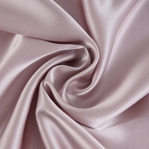 Drapé fluide de soie de mûrier couleur bois de rose aux reflets satinés délicats.