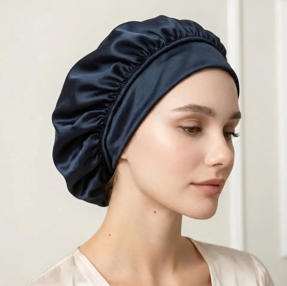 Bonnet de nuit bleu nuit en soie de mûrier porté de profil dans un intérieur neutre