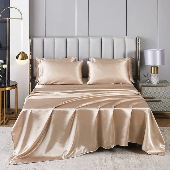 Chambre moderne avec parure de lit en satin de soie champagne et tête de lit grise