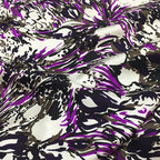 Zoom sur les plis d'une soie de mûrier au motif abstrait violet, noir et beige avec une brillance satinée.