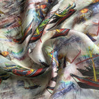 Détail du tissage d'une soie de mûrier aux reflets satinés avec un motif artistique de bateaux et formes abstraites.