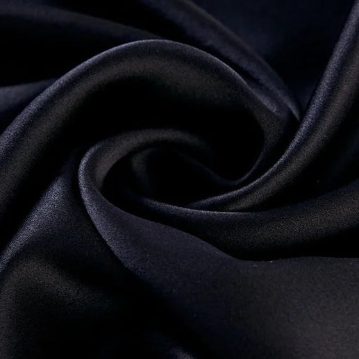 Étoffe en pure soie de mûrier de couleur noire, montrant la brillance naturelle et la douceur du tissage haut de gamme.