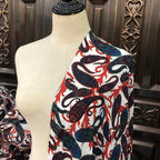 Drapé de tissu en soie de mûrier à motifs cachemire colorés sur un mannequin de couture, idéal pour la confection de robes.