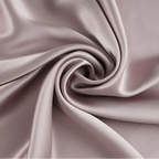 Gros plan sur un coupon de tissu en soie de mûrier de couleur rose taupe, texture satinée et fluide pour couture de luxe