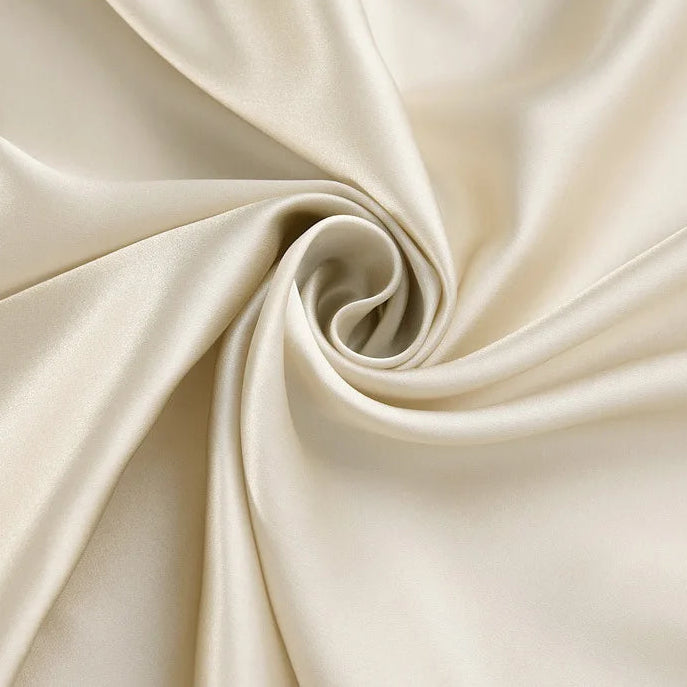 Tissu en pure soie de mûrier ivoire à la coupe, parfait pour la création de robes de mariée ou de linge de lit sur mesure