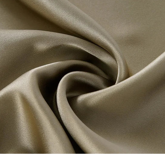 Tissu en soie de mûrier beige doré aux reflets bronze, textile soyeux et lumineux vendu à la coupe pour des créations élégantes.