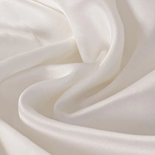 Drapé de soie de mûrier blanc pur éclatant, idéal pour la confection de robes de mariée ou linge de lit de luxe.