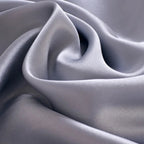 Drapé de soie de mûrier bleu acier aux reflets soyeux et à la texture fluide haut de gamme.