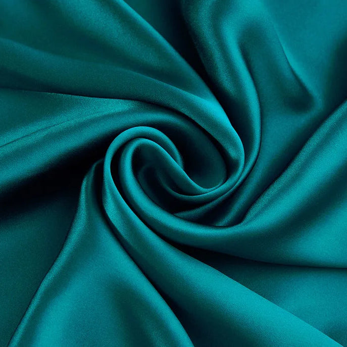 Tissu en soie de mûrier bleu canard intense vendu au mètre, idéal pour la confection de doublures de luxe ou de robes de soirée.