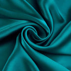 Tissu en soie de mûrier bleu canard intense vendu au mètre, idéal pour la confection de doublures de luxe ou de robes de soirée.