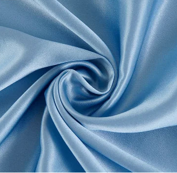 Tissu en soie de mûrier bleu ciel, textile soyeux et lumineux vendu à la coupe pour des créations élégantes.