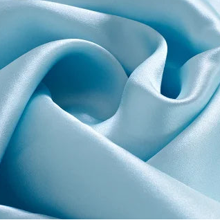 Tissu en soie de mûrier bleu clair, textile naturel et apaisant vendu à la coupe pour la confection de robes ou de lingerie.