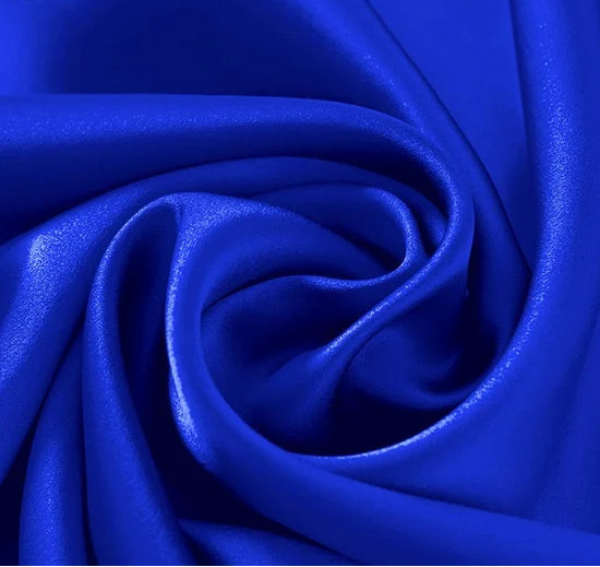 Tissu en soie de mûrier bleu électrique vibrant et lumineux, vendu à la coupe pour la création de vêtements de mode et accessoires.