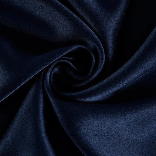 Tissu en soie de mûrier bleu marine profond, textile sombre et élégant vendu à la coupe pour costumes et robes du soir.