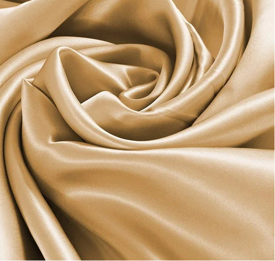 Tissu en soie de mûrier couleur caramel ambré, textile satiné aux reflets chauds et dorés vendu au mètre pour couture de luxe.