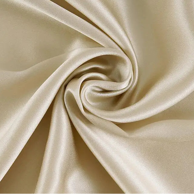Tissu en soie de mûrier champagne, textile sombre et élégant vendu à la coupe pour costumes et robes du soir.