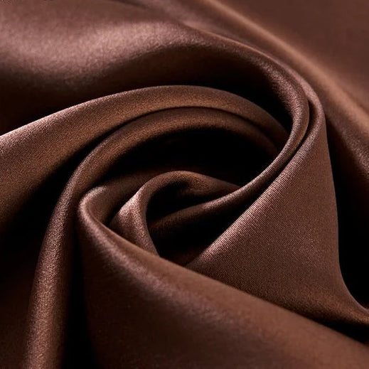 Tissu en soie de mûrier couleur chocolat, vendu au mètre pour couture de luxe.