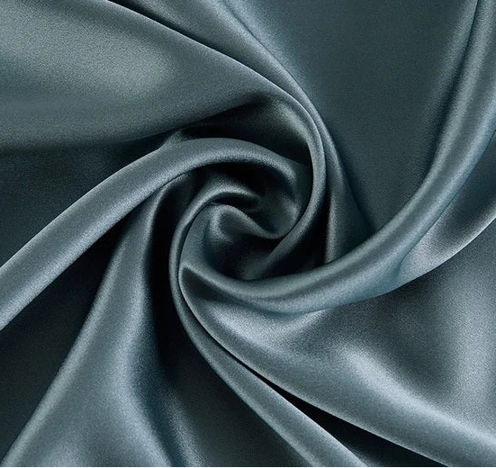 Tissu en soie de mûrier gris orage aux reflets bleu graphite, textile fluide et soyeux vendu à la coupe pour confection haut de gamme.