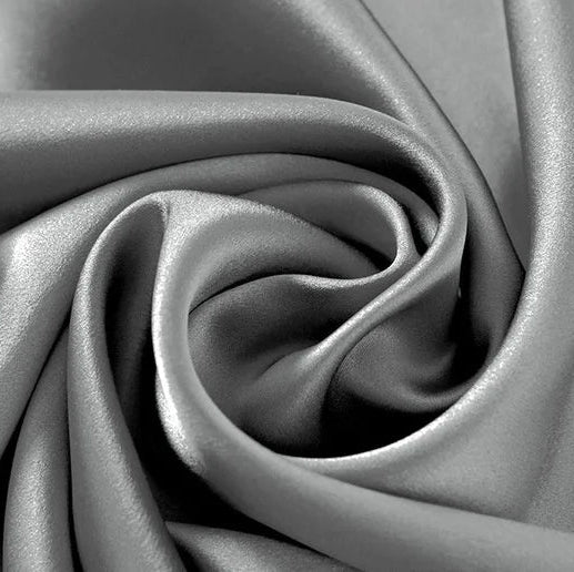 Drapé en spirale de soie de mûrier gris perle
