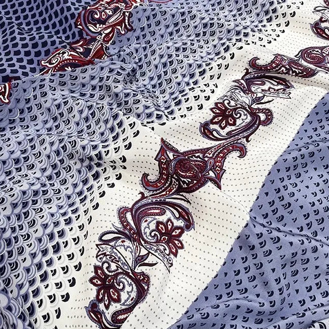 Tissu en soie de mûrier aux motifs d'écailles bleues et bande centrale cachemire pourpre, textile fluide et artistique vendu à la coupe.