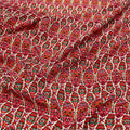 Tissu en soie de mûrier aux motifs floraux denses style block-print indien, tons rouges et verts sur fond blanc, vendu au mètre pour couture artisanale.