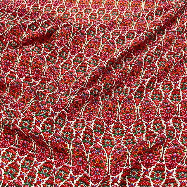 Tissu en soie de mûrier aux motifs floraux denses style block-print indien, tons rouges et verts sur fond blanc, vendu au mètre pour couture artisanale.
