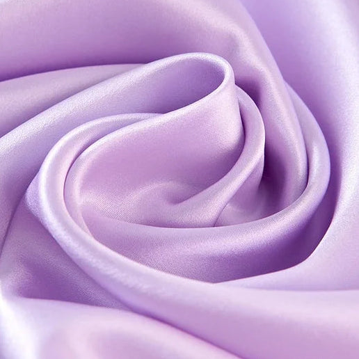 Drapé de soie de mûrier violet lilas aux reflets satinés et texture fluide haut de gamme.