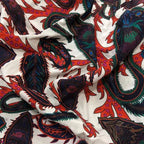 Tissu en soie de mûrier blanc cassé aux motifs baroques et cachemire flamboyants rouge orangé et vert forêt.