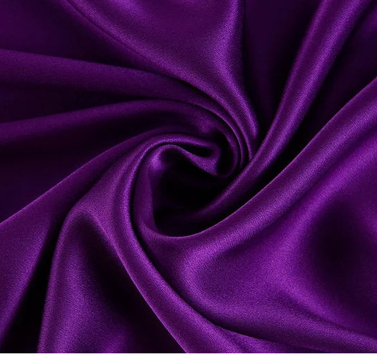 Tissu en soie de mûrier couleur prune foncé, textile noble et satiné à la coupe pour la création de robes de soirée ou lingerie fine.