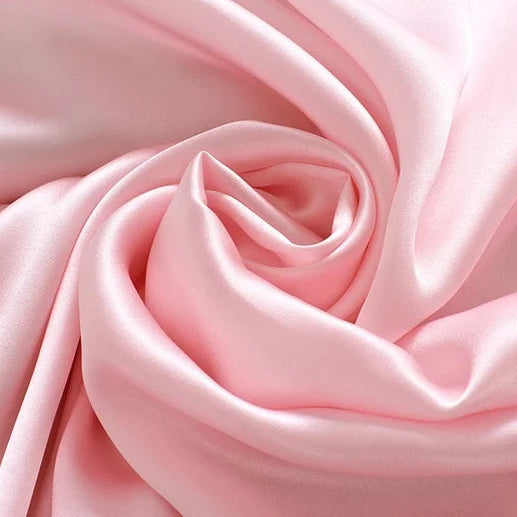 Drapé de soie de mûrier rose poudré délicat avec une brillance soyeuse et un tombé fluide.