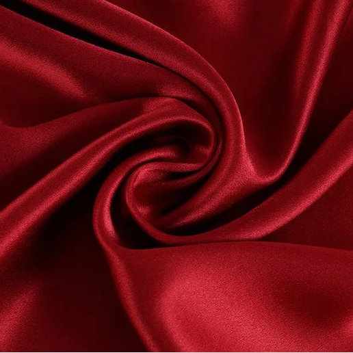 Coupon de tissu en pure soie de mûrier rouge rubis, textile fluide et noble à la coupe pour couture de haute qualité.