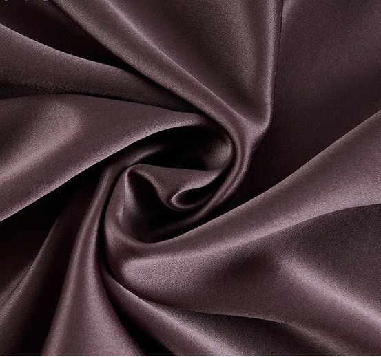 Tissu en soie de mûrier de couleur taupe neutre et élégante, textile fluide vendu au mètre pour confection de vêtements de luxe.