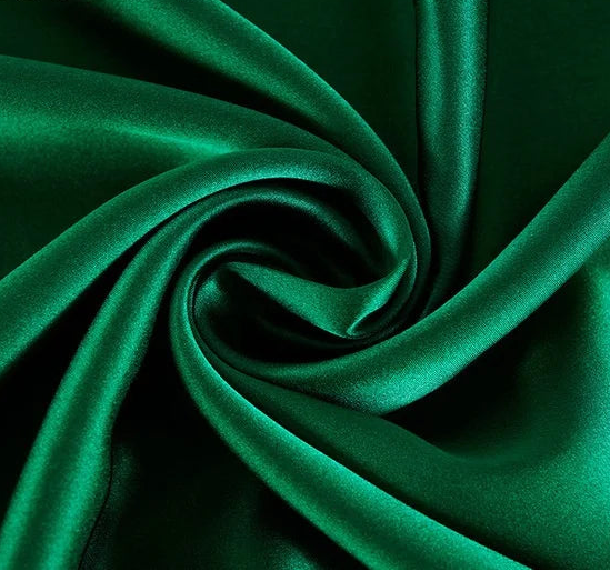 Tissu en soie de mûrier vert émeraude profond, textile satiné vendu au mètre pour la confection de tenues de soirée élégantes.