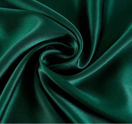 Drapé en spirale de soie de mûrier vert émeraude intense avec un fini brillant et soyeux.
