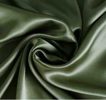 Tissu en soie de mûrier vert sombre aux reflets satinés, textile naturel et apaisant vendu à la coupe pour la confection de robes ou de lingerie.