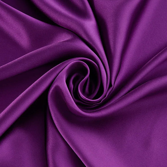 Coupon de tissu en pure soie de mûrier violet pourpre, textile fluide et noble à la coupe pour couture de haute qualité.